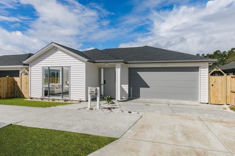 Photo of property in 14 Ropere Street, Kumeu, 0810