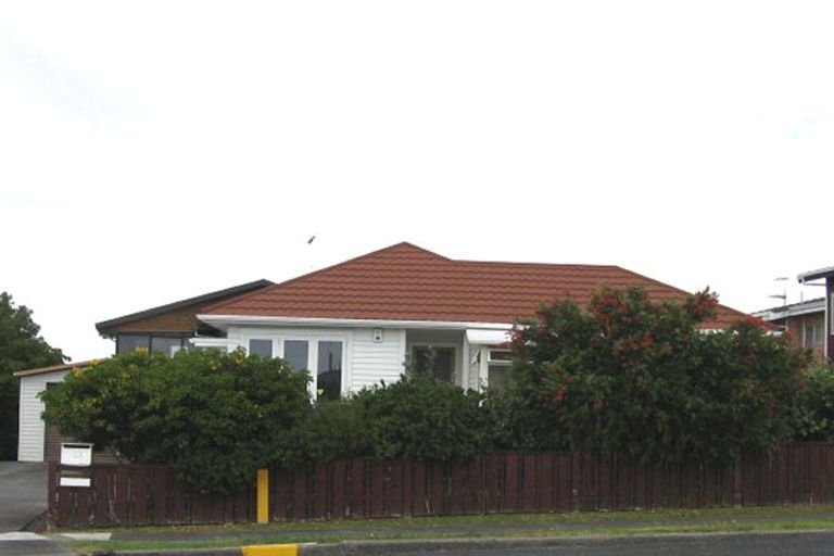 Photo of property in 1/106 East Coast Road, Forrest Hill, Auckland, 0620