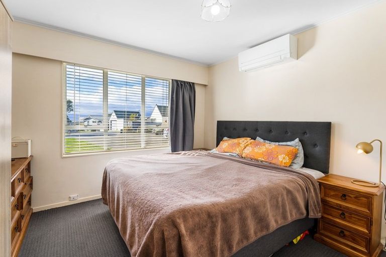 Photo of property in 2 Cobar Close, Maupuia, Wellington, 6022