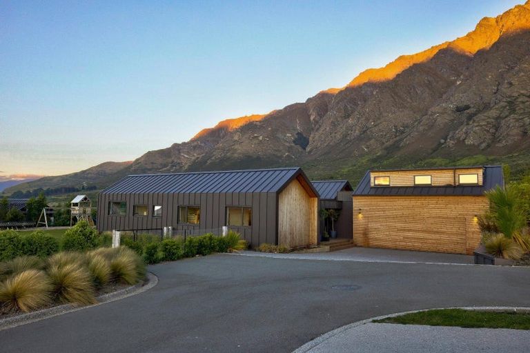 Photo of property in 6 Stockyard Lane, Jacks Point, Queenstown, 9371