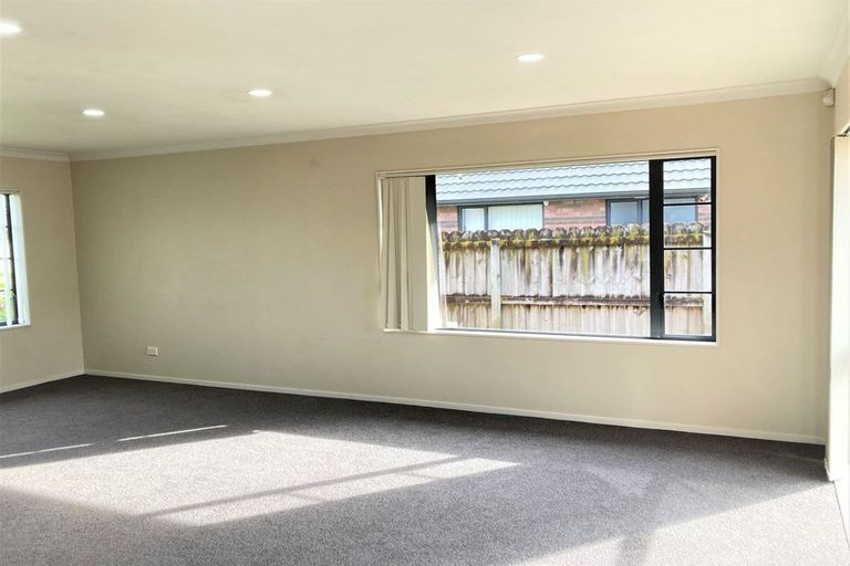 Photo of property in 16 Old Park Place, Takanini, 2112