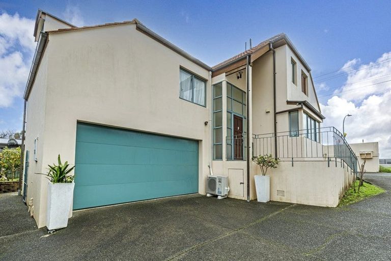 Photo of property in 1/208 East Coast Road, Forrest Hill, Auckland, 0620