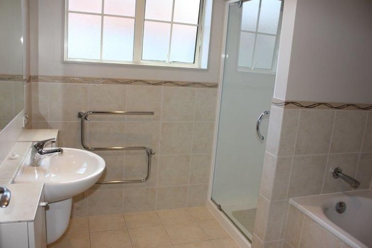 Photo of property in 2 Walton Street, Red Beach, 0932