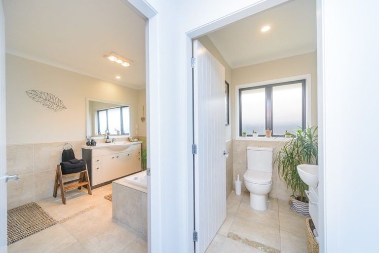 Photo of property in 14 Tennyson Avenue, Kelvin Grove, Palmerston North, 4414