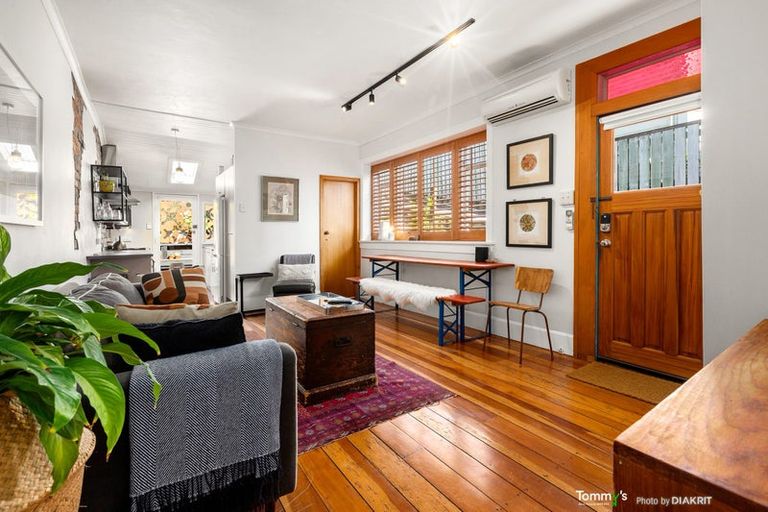 Photo of property in 180 Sutherland Road, Lyall Bay, Wellington, 6022