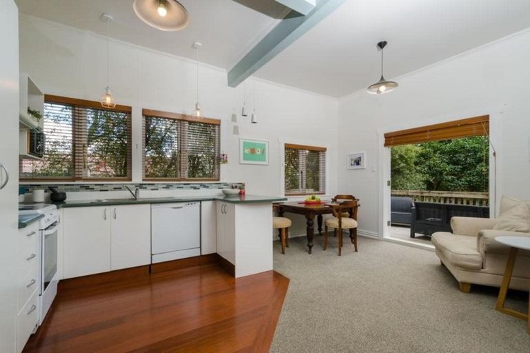 Photo of property in 26 Sunnyside Road, Sunnyvale, Auckland, 0612