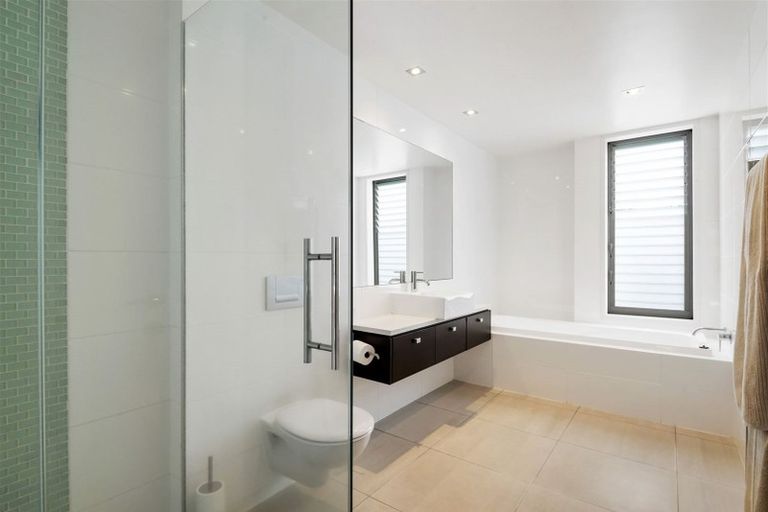 Photo of property in 17a Dodson Avenue, Milford, Auckland, 0620