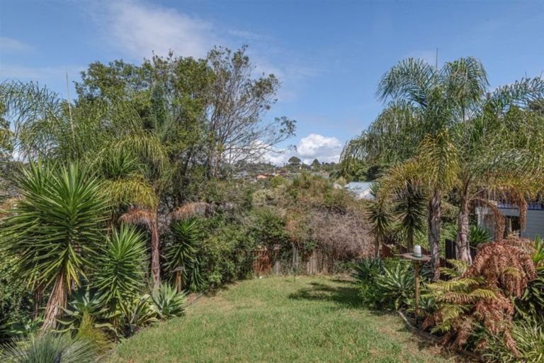 Photo of property in 1/5 Phillipa Place, Browns Bay, Auckland, 0630