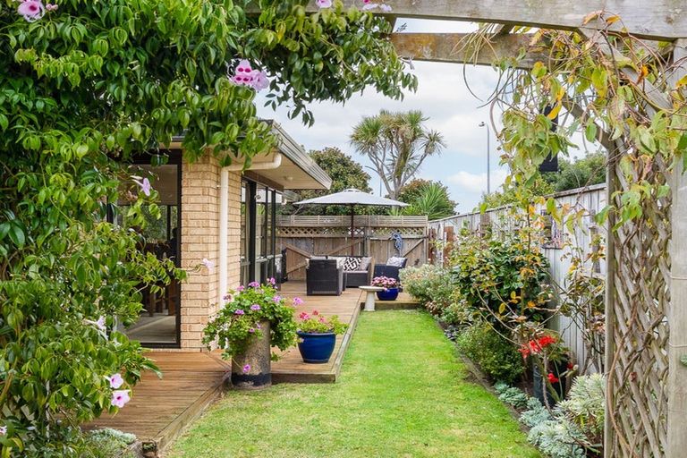 Photo of property in 32 Hadleigh Court, Paraparaumu, 5032