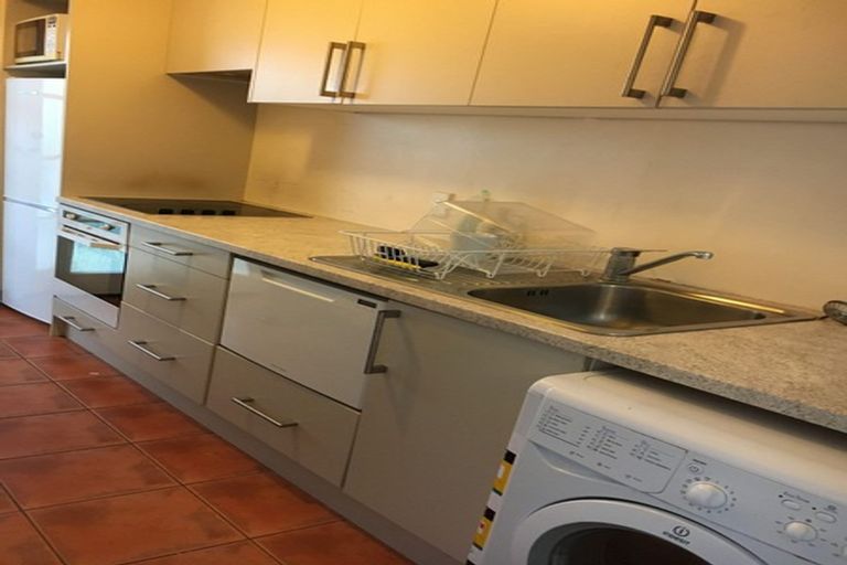 Photo of property in 82 Oriental Parade, Oriental Bay, Wellington, 6011