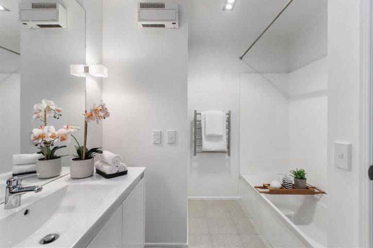 Photo of property in 1a Frieston Road, Milford, Auckland, 0620