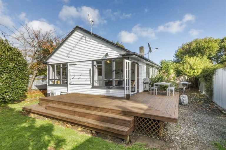 Photo of property in 4 Crewe Crescent, Hokowhitu, Palmerston North, 4410