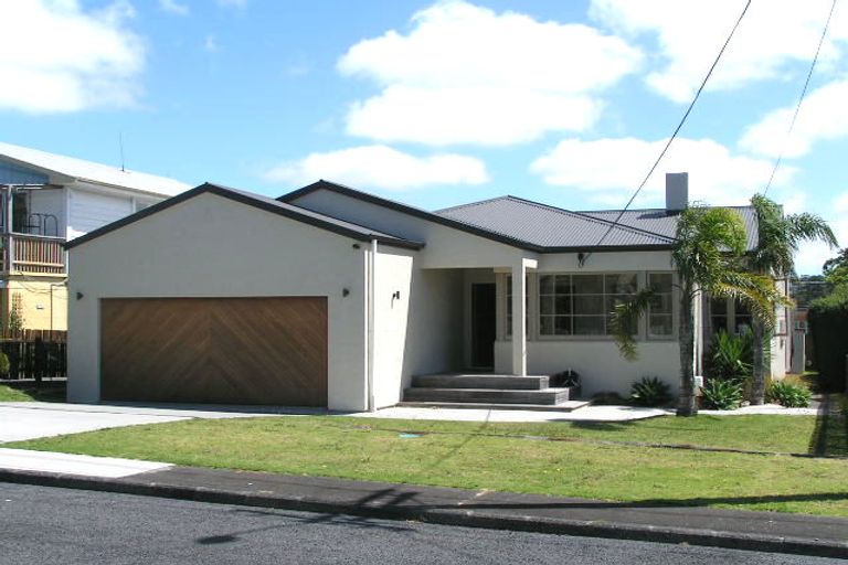 Photo of property in 25 Fairfax Avenue, Northcote, Auckland, 0627