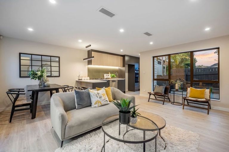 Photo of property in 2/114 Saddleback Rise, Murrays Bay, Auckland, 0630