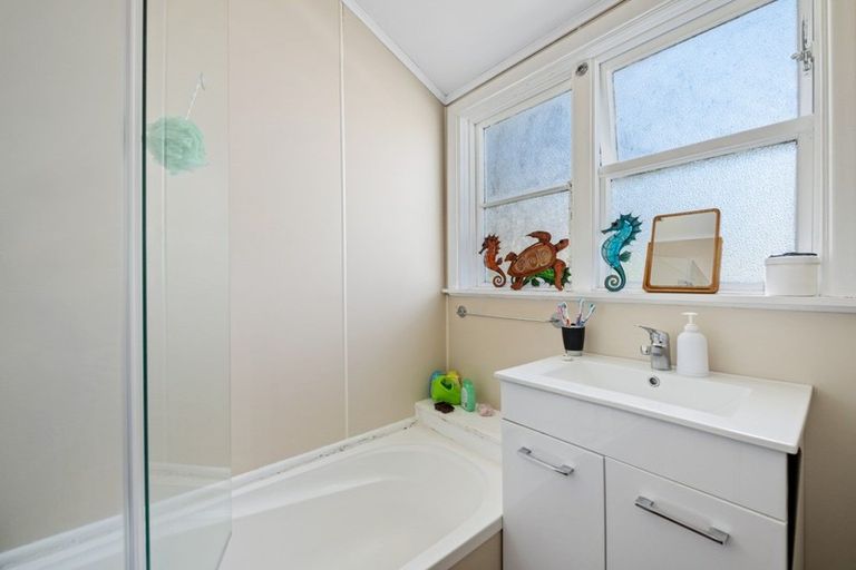 Photo of property in 18a Montgomery Avenue, Karori, Wellington, 6012