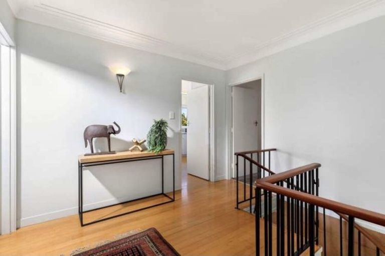 Photo of property in 2 Pine Hill Crescent, Browns Bay, Auckland, 0630