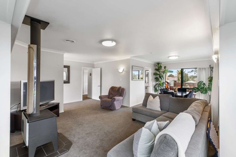 Photo of property in 9 Brookesmith Drive, Waiuku, 2123