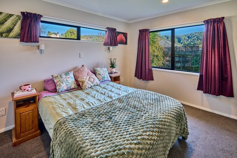 Photo of property in 1a Peel Place, Wainuiomata, Lower Hutt, 5014
