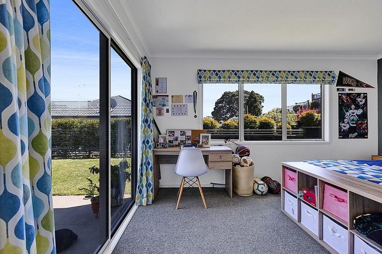 Photo of property in 17 Redwood Crescent, Hurdon, New Plymouth, 4310