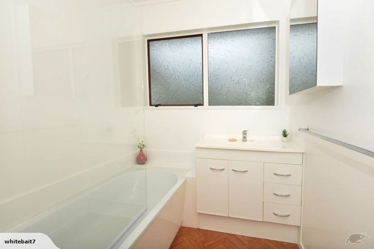 Photo of property in 1 Curlew Place, One Tree Point, 0118