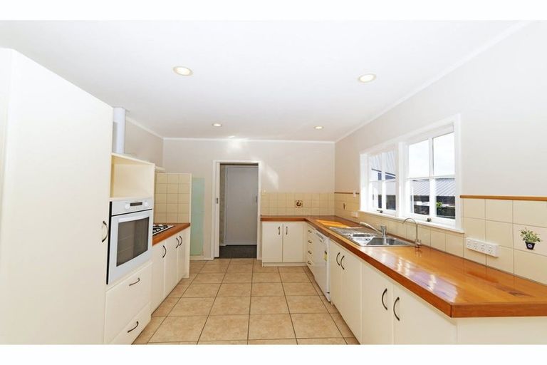 Photo of property in 19 Cyclarama Crescent, Massey, Auckland, 0614