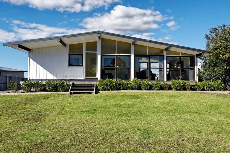 Photo of property in 15 Bodi Place, Te Atatu South, Auckland, 0610