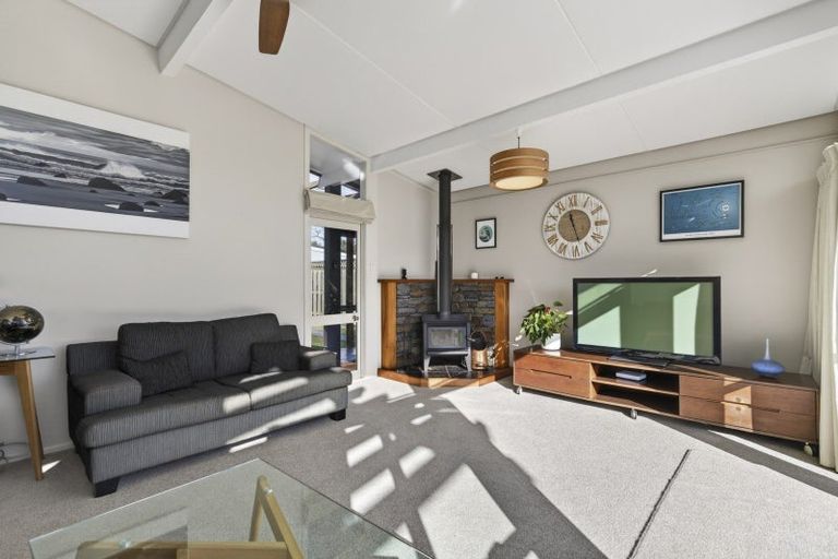 Photo of property in 25 Waiwera Place, Merrilands, New Plymouth, 4312