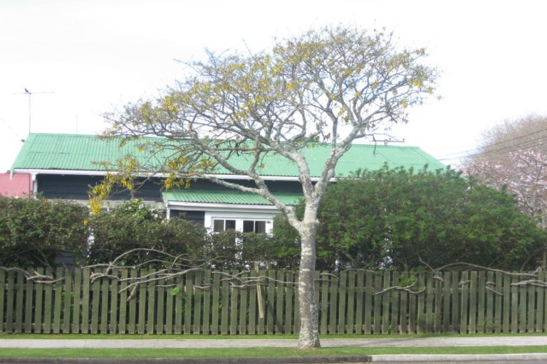 Photo of property in 2 Hoyle Place, New Plymouth, 4310