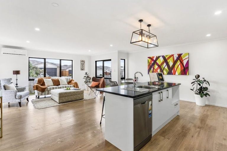 Photo of property in 33 Koroheke Road, Takanini, 2110