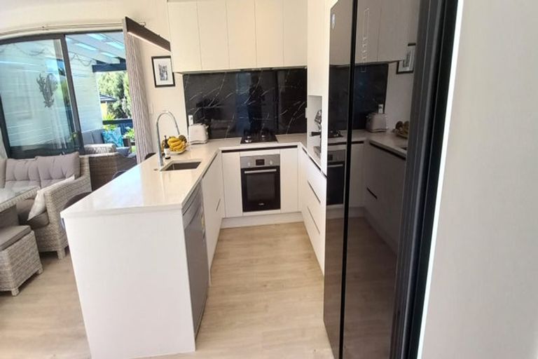 Photo of property in 2 Meenas Place, Cable Bay, 0420