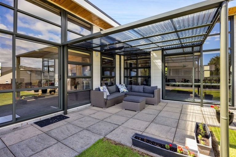 Photo of property in 11 Highfield Place, Highlands Park, New Plymouth, 4312