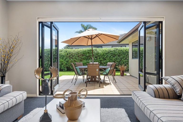 Photo of property in 27 Lansell Drive, East Tamaki Heights, Auckland, 2016