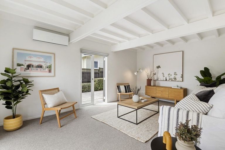 Photo of property in 2/5 Eversleigh Road, Belmont, Auckland, 0622