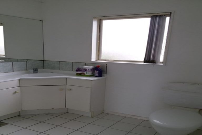 Photo of property in 1/2 Raleigh Road, Northcote, Auckland, 0627