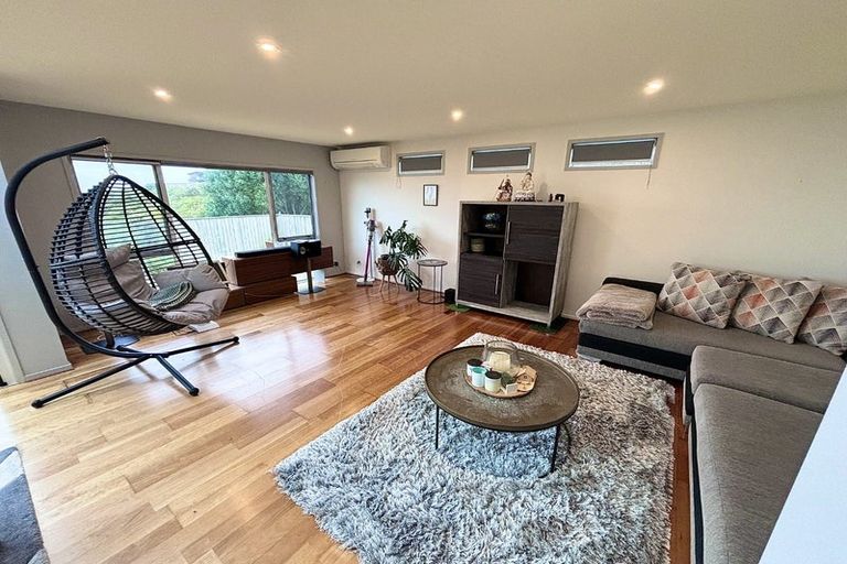 Photo of property in 24 Dress Circle, Newlands, Wellington, 6037