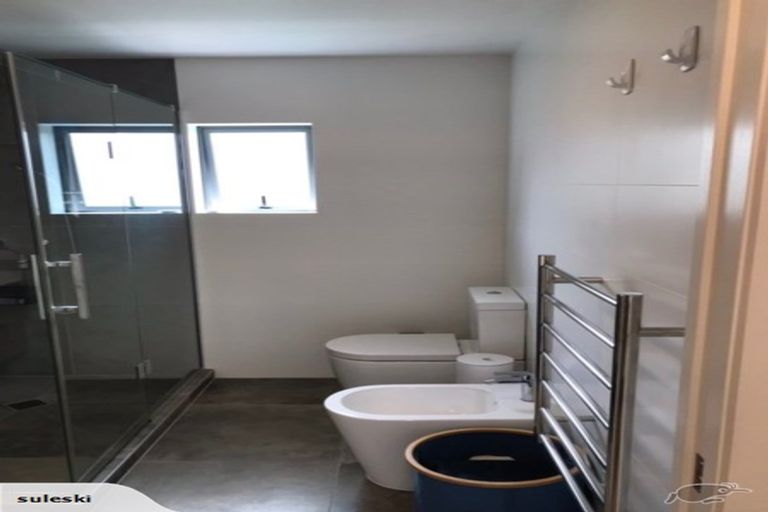 Photo of property in 2/4 Heath Avenue, Northcote, Auckland, 0627