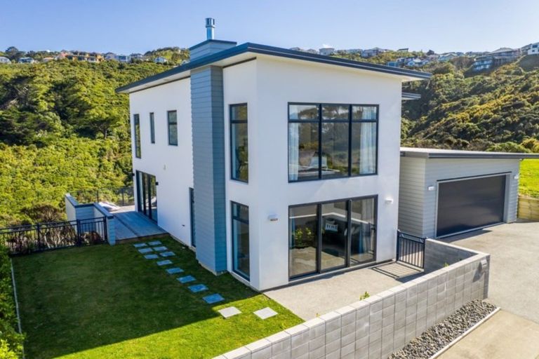 Photo of property in 22 Cromwell Point, Newlands, Wellington, 6037