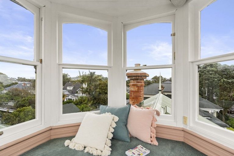 Photo of property in 1 Oxford Terrace, Devonport, Auckland, 0624