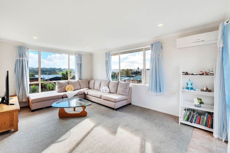 Photo of property in 20 View Ridge Drive, Ranui, Auckland, 0612