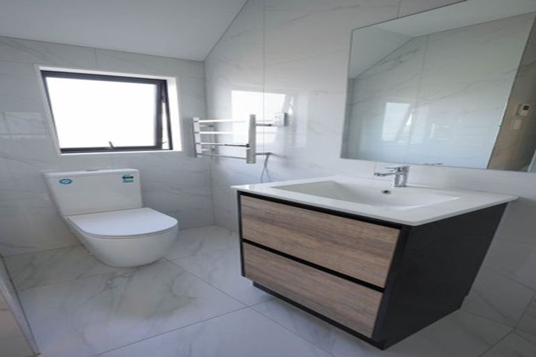 Photo of property in 5/19 Kingdale Road, Henderson, Auckland, 0610