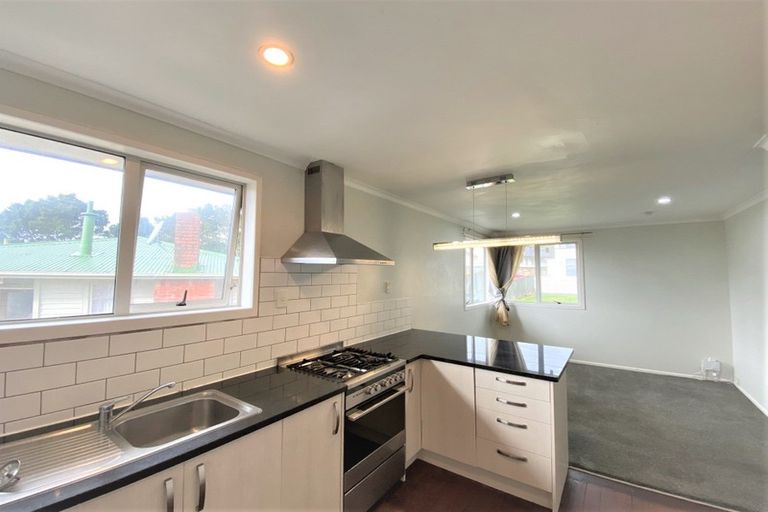 Photo of property in 37 Amberley Avenue, Te Atatu South, Auckland, 0610