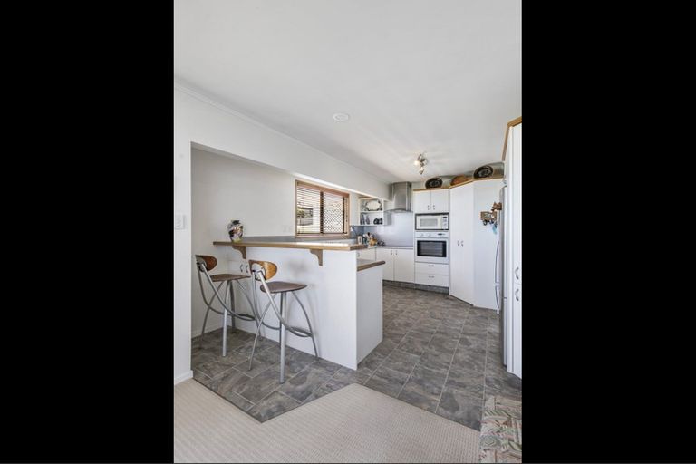 Photo of property in 19 Gwenand Place, Botany Downs, Auckland, 2010