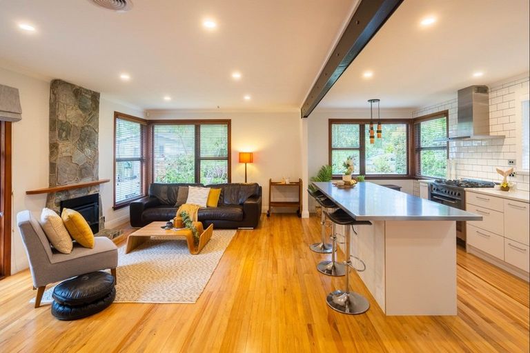 Photo of property in 16 Walton Avenue, Waikanae, 5036