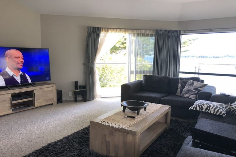 Photo of property in 100 Stanley Point Road, Stanley Point, Auckland, 0624