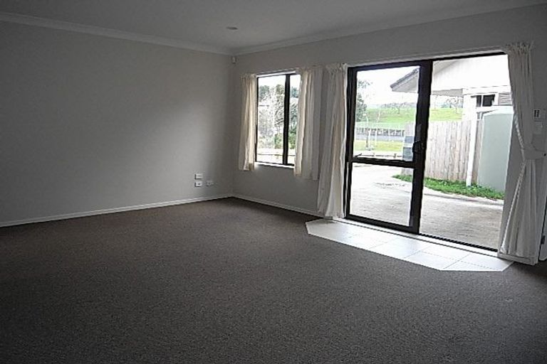 Photo of property in 33 Claverdon Drive, Massey, Auckland, 0614