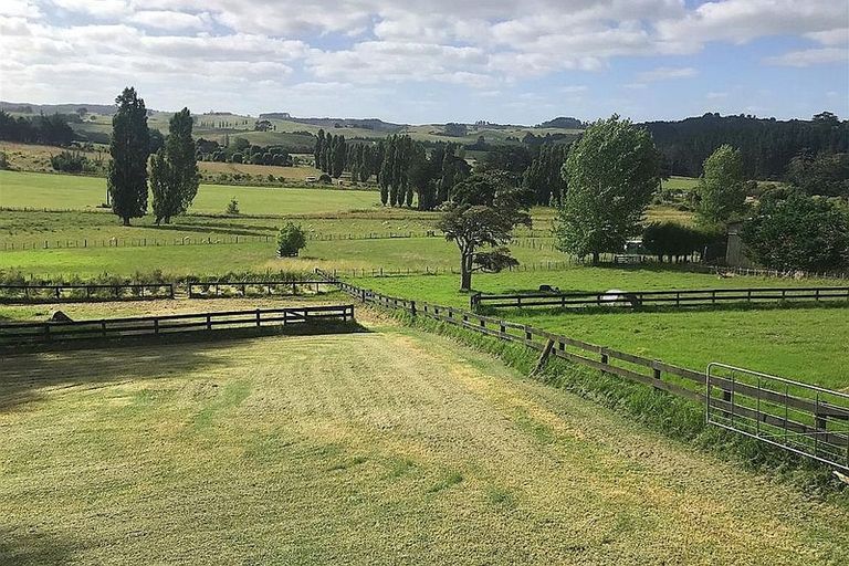 Photo of property in 28 Matakohe Road East, Matakohe, 0593