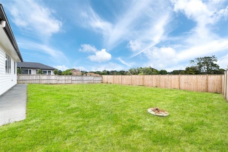 Photo of property in 10 Walter Ruddock Avenue, Kumeu, 0810