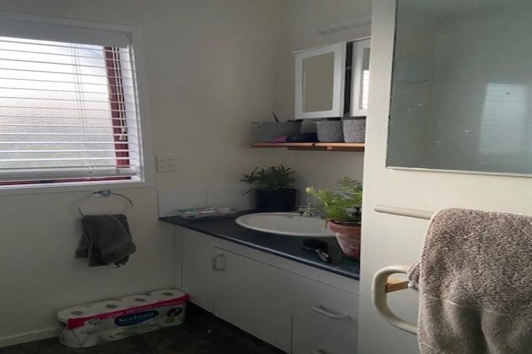 Photo of property in 186 Newlands Road, Newlands, Wellington, 6037