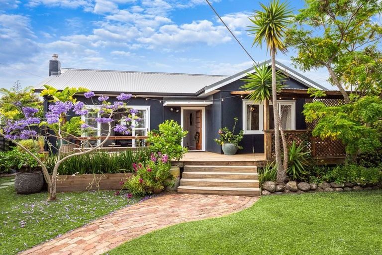 Photo of property in 1/92 Eversleigh Road, Belmont, Auckland, 0622