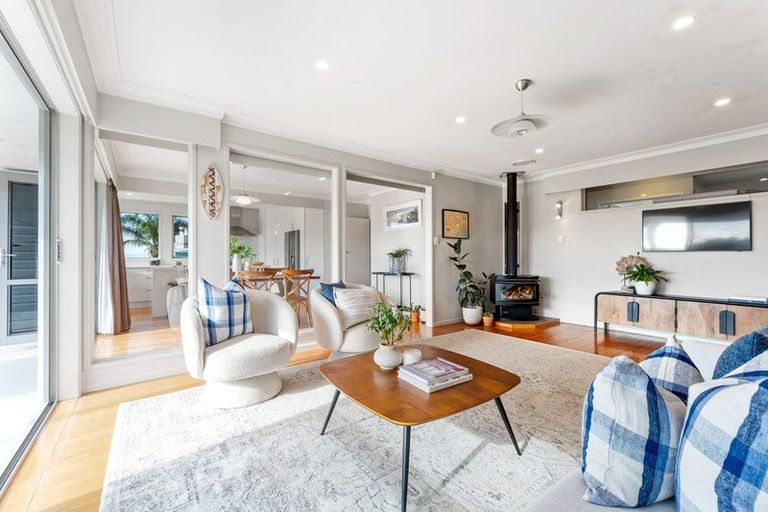 Photo of property in 12 Tawhana Crescent, Red Beach, 0932